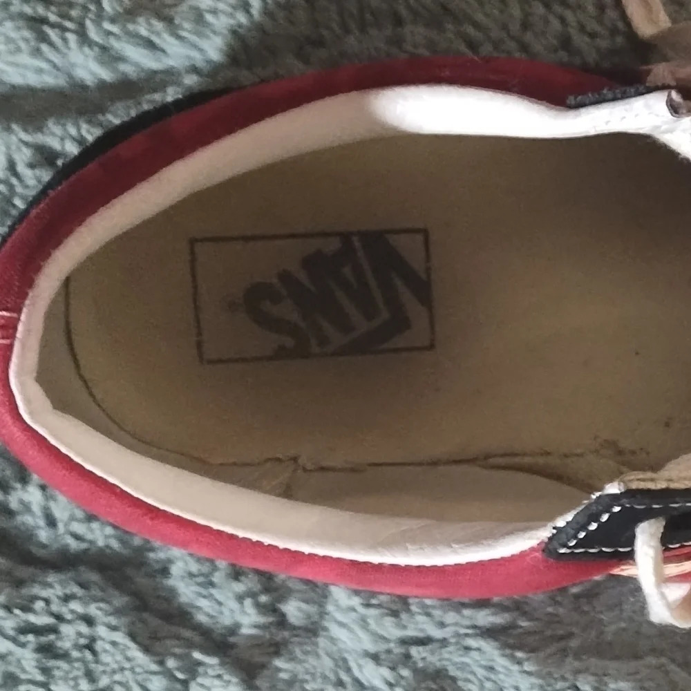 Vans with a graffiti flame colorway - Picture 6 of 12